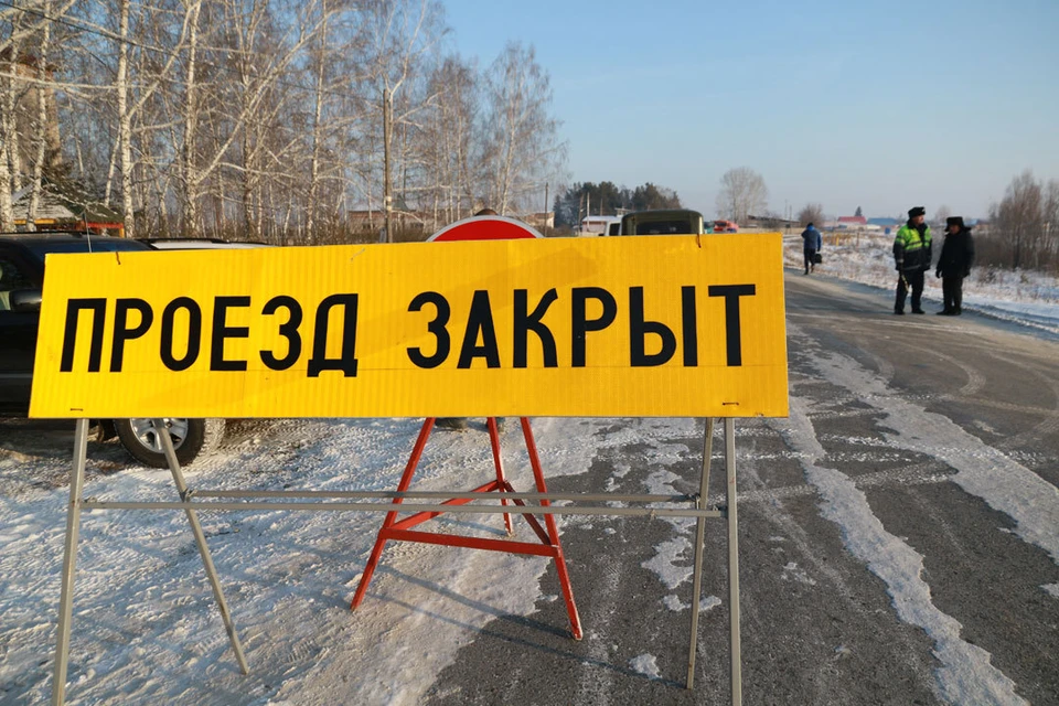 Сейчас рабочие монтируют знаки.
