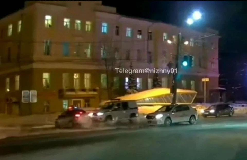 Две полицейские машины столкнулись на площади Лядова в Нижнем Новгороде. ФОТО: "Нижний №1"
