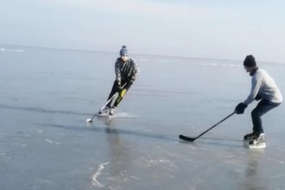 Юные хоккеисты успели провести тренировку на замерзшем море. Фото: Скриншот видео YouTube-канал УХЛ