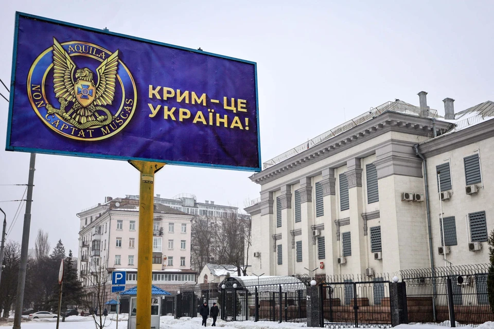 Билборд с надписью «Крым - это Украина» появился у посольства РФ в Киеве.
