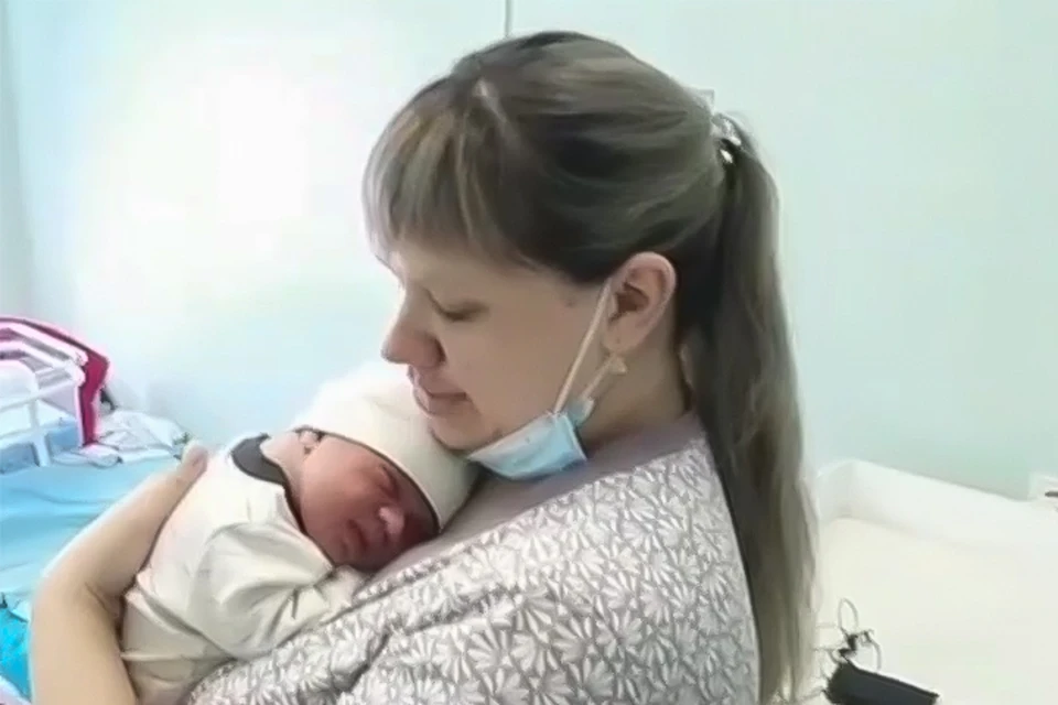 Мама и малыш чувствуют себя хорошо. Фото: Кузбасская областная клиническая больница.