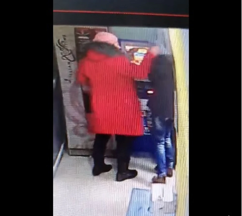Мачеха избивала падчерицу никого не стесняясь (Фото: кадр с видео).