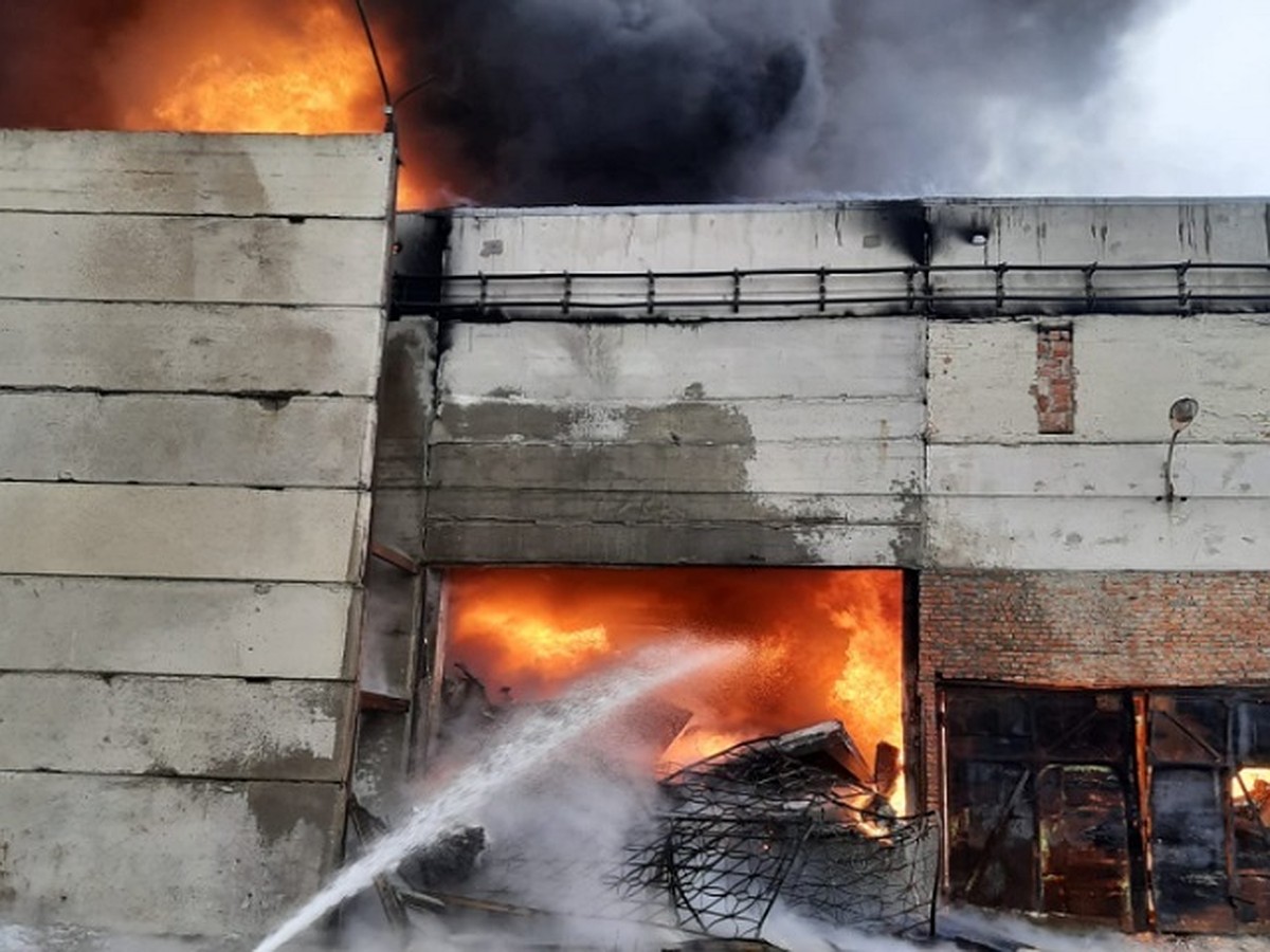 Появилось видео крупного пожара на производстве упаковки в городе Шахты 25  февраля 2021 года - KP.RU