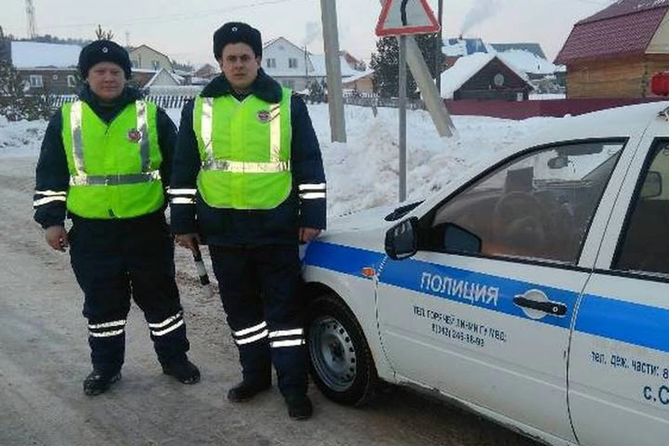Капитан полиции Виктор Пузыревский и лейтенант Иван Яковлев спасли жизнь водителя, которому стало плохо во время движения по трассе.