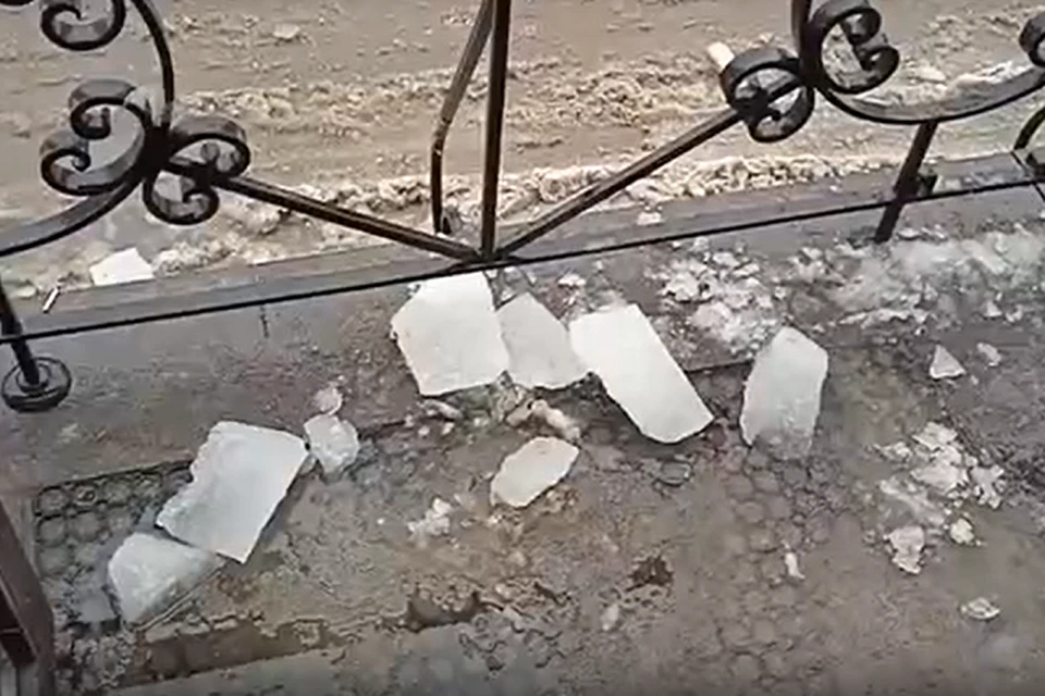Глыба льда рухнула прохожему на Удельном проспекте в Петербурге