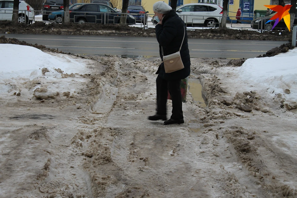 Аллергия на таяние снега. Таяние снега отскок. Снег тает люди. Калуга лужи. Когда тает снег в Москве.