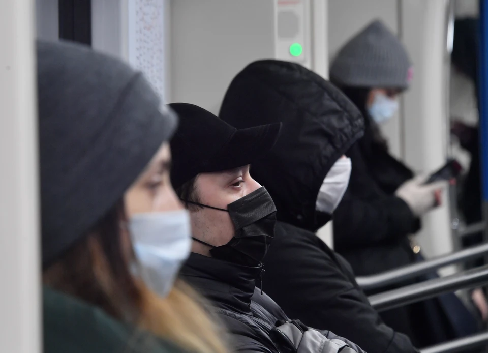 Сохраняются требования социальной дистанции и масочного режима в общественных местах.