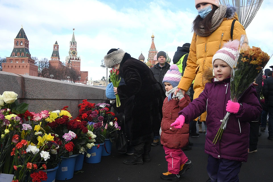 В годовщину убийства Бориса Немцова в Москве прошла акция памяти политика.
