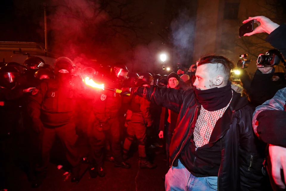 Националисты жгли файеры и взрывали петарды во время митинга в Киеве