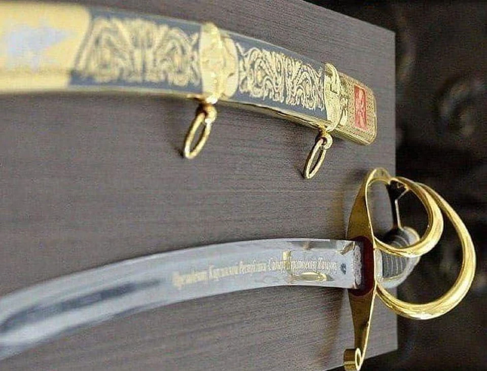 Подарок Владимира Путина кыргызстанскому коллеге - сабля, украшенная драгоценными металлами.