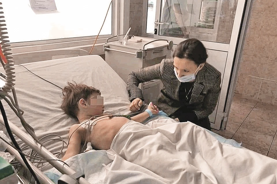 В больнице, куда привезли детей, их навестила уполномоченный по правам ребенка Анна Кузнецова. Фото: Пресс-служба уполномоченного по правам ребенка