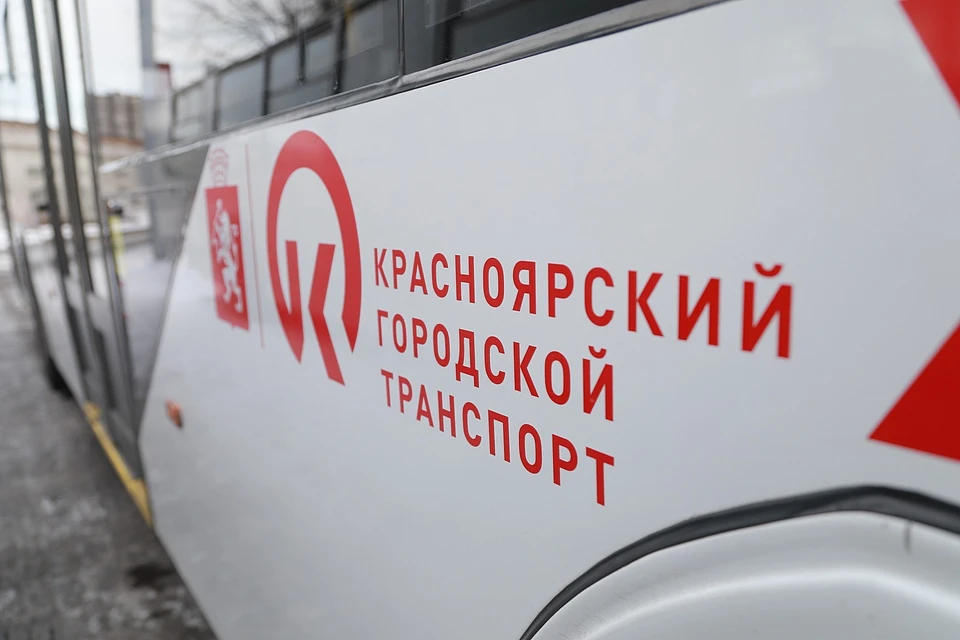 В Красноярске автобус сбил на остановке женщину