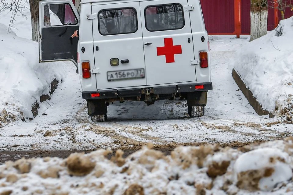 В Мурманске машины скорой помощи буксуют во дворах из-за снежной каши.