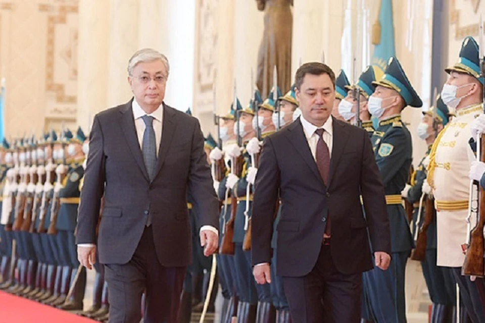 Приветствуя Садыра Жапарова, Касым-Жомарт Токаев отметил важность его первого государственного визита в нашу страну в качестве президента Кыргызстана.