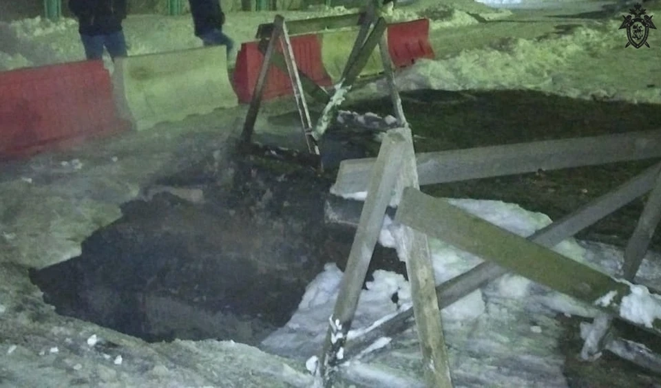 СК начал проверку после падения девушки в яму с кипятком в Дзержинске.