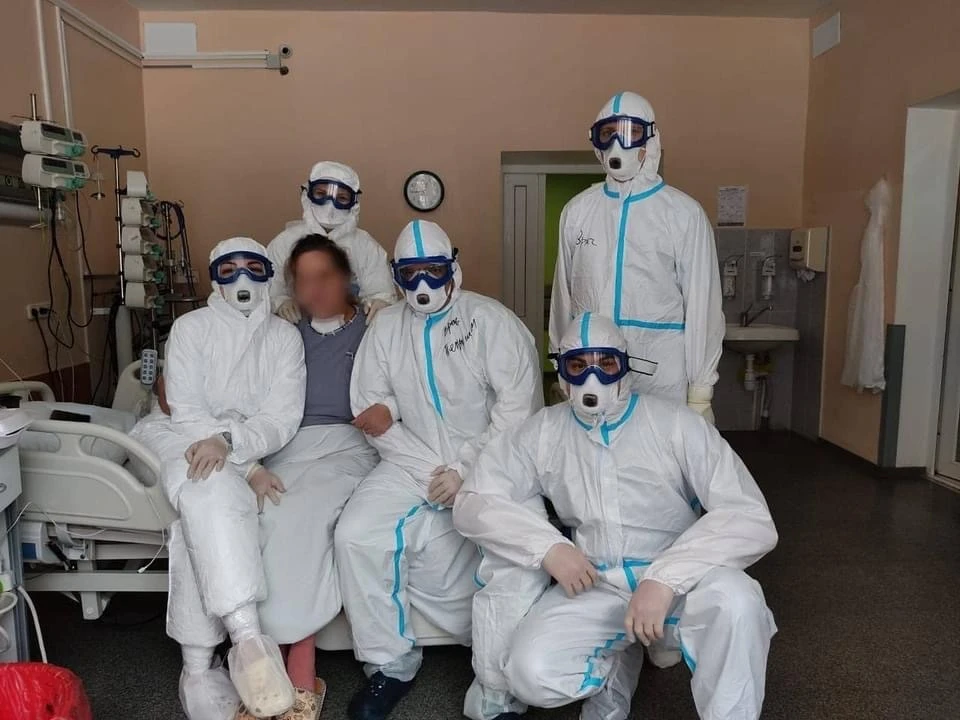 Фото с врачами «на память» перед выпиской. Фото: VK.com/областная клиническая больница Тверь