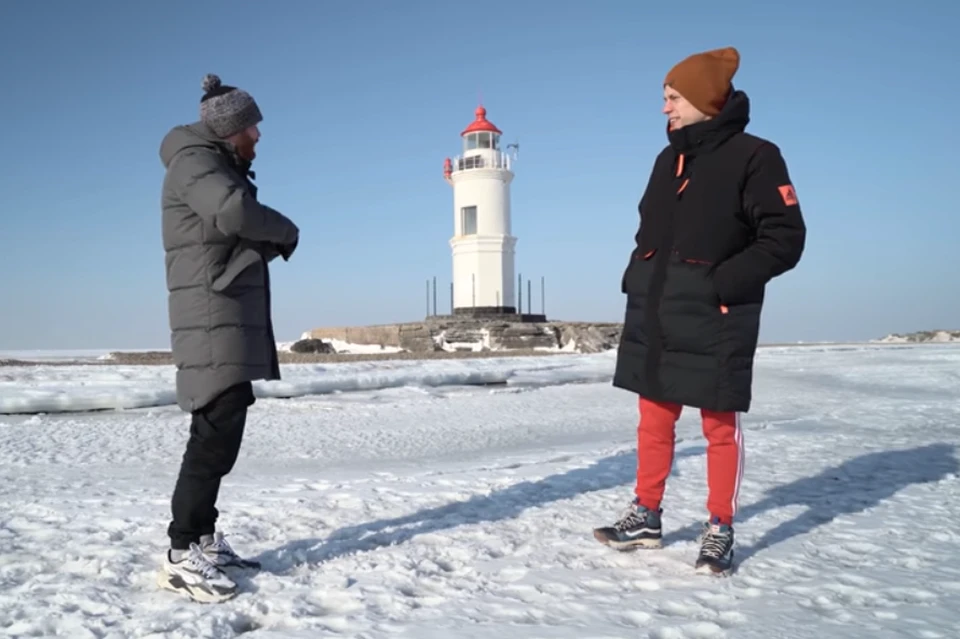Юрий Дудь и Евгений Чебатков на фоне Токаревского маяка во Владивостоке. Фото: скриншот видео