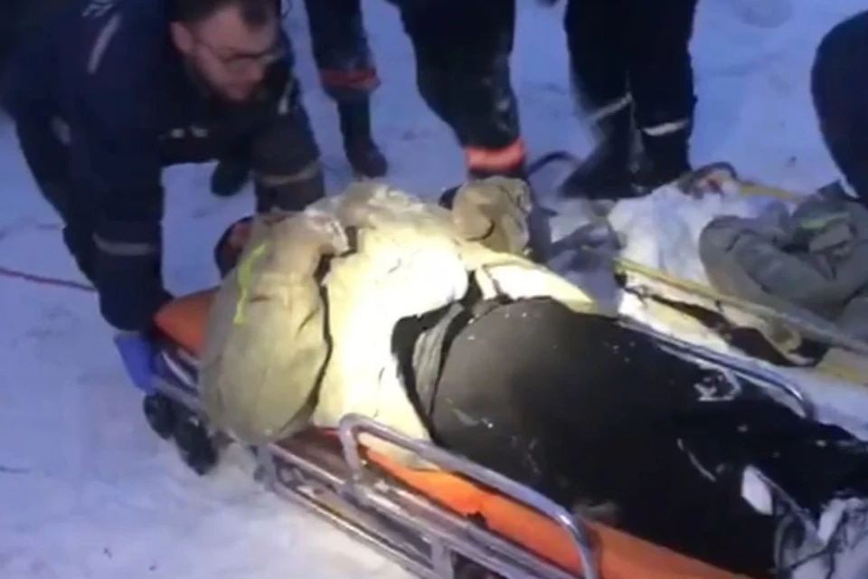 Новосибирец, упавший с крыши и пролежавший в снегу около 4 часов, едва не погиб. Фото: стоп-кадр
