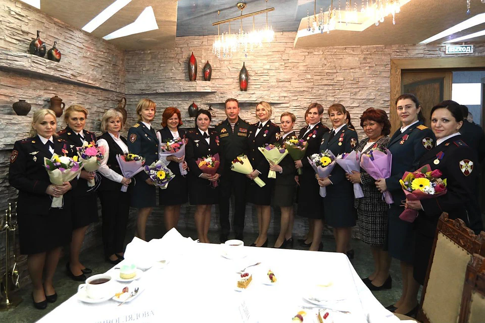Виктора Золотова в преддверии Международного женского дня провел торжественное награждение военнослужащих и сотрудниц Росгвардии