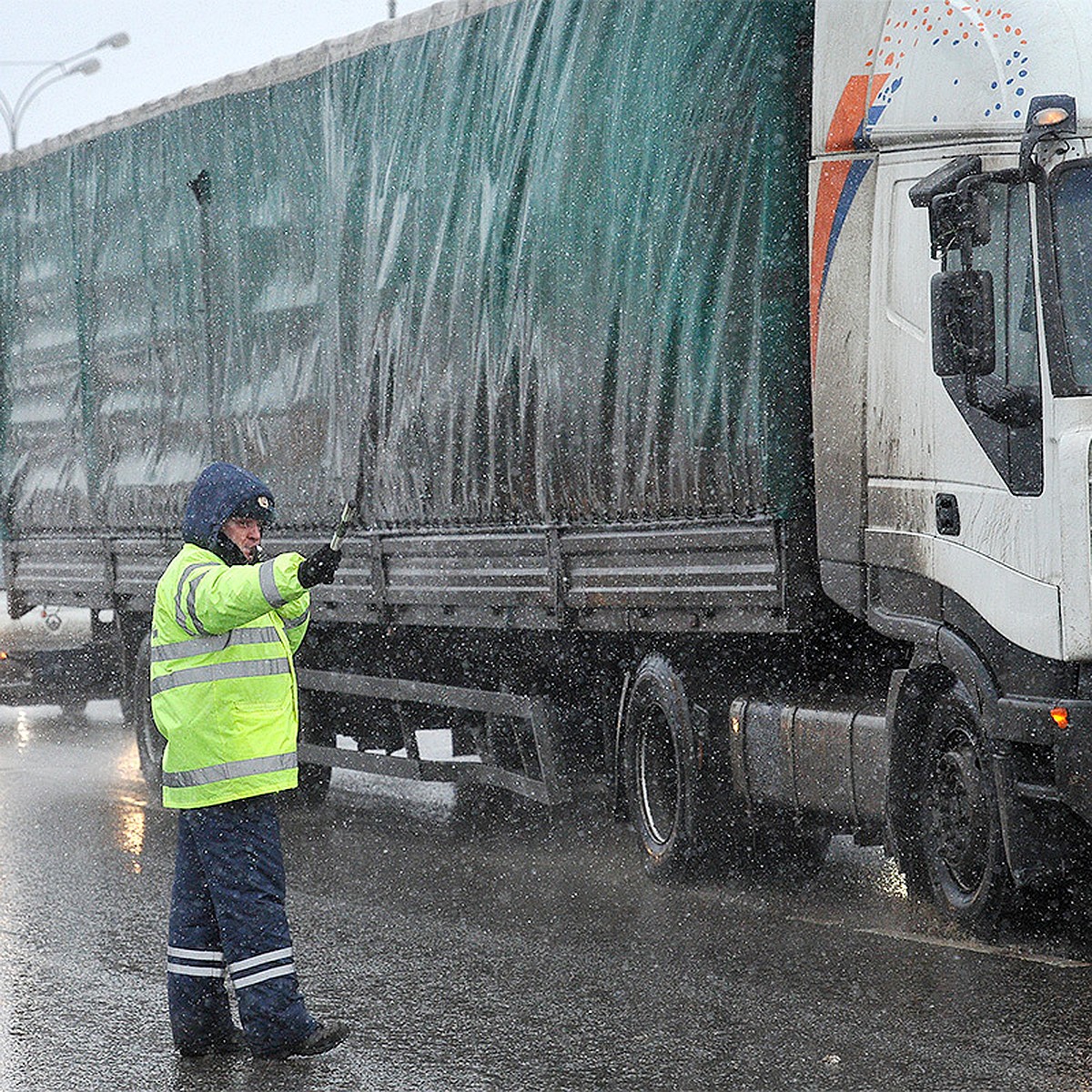 Транзитные грузовики свыше 3,5 тонн переведут на ЦКАД - KP.RU