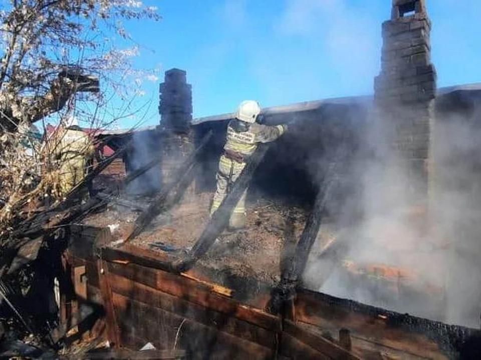 Пожарные тушили возгорание частного дома в Саратове