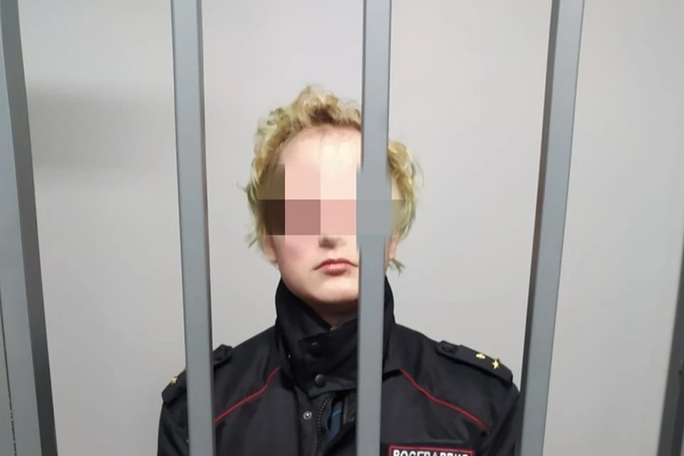 Поздно ночью гражданин прогуливался в чужой форме возле станции метро. Фото: пресс-служба Управления вневедомственной охраны войск национальной гвардии России по Санкт-Петербургу и Ленинградской области