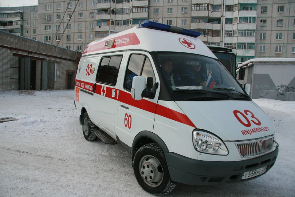 Льдина сорвалась с крыши и разбила женщине голову.