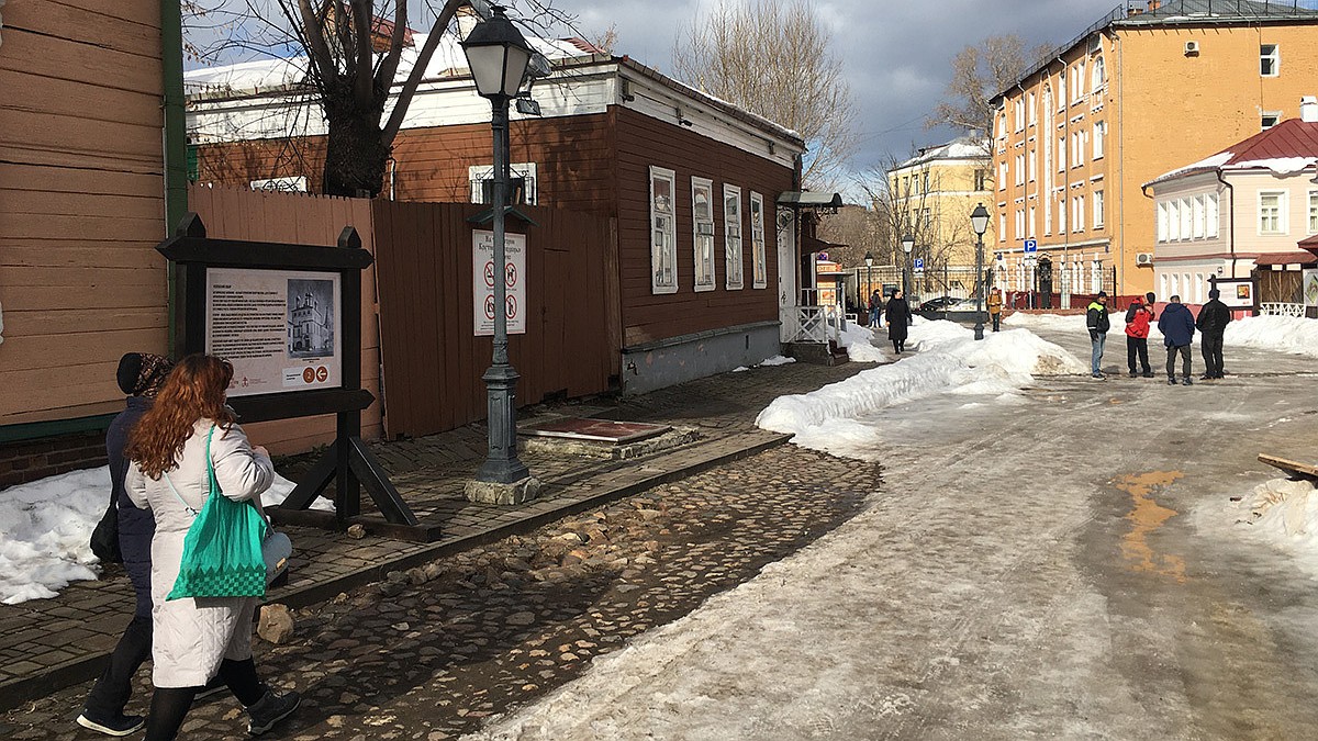 Деревянные избушки столицы: Крутицкое подворье, дом со слуховыми окнами и  особняк с привидениями - KP.RU