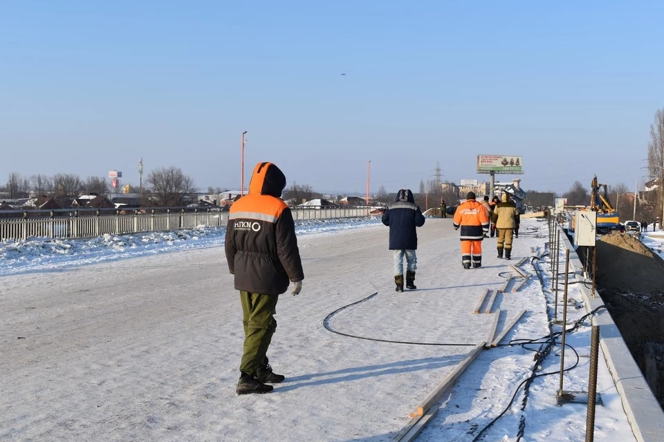 Работы на переправе не прекращаются даже в мороз.