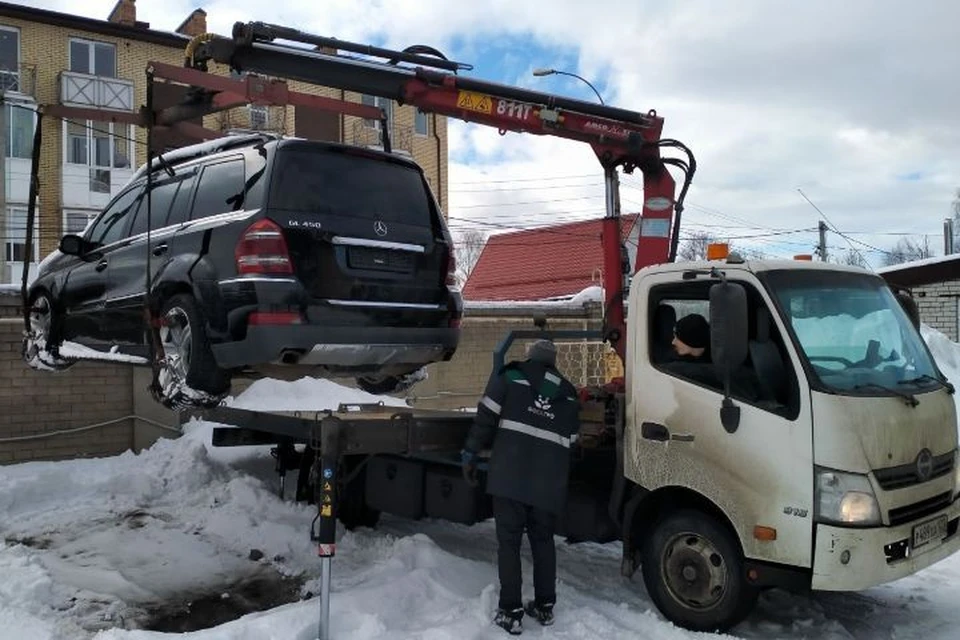 Судебные пристава эвакуировали "Мерседес". Фото: УФССП России по Ярославской области.