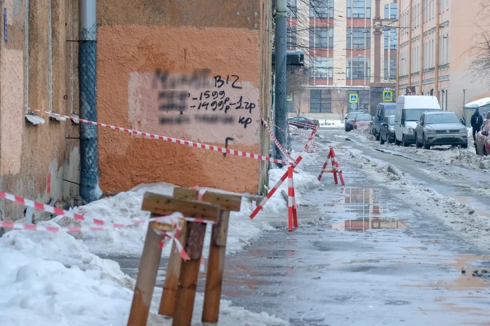 Около сотни граффити требуют закрасить в центре Санкт-Петербурга.