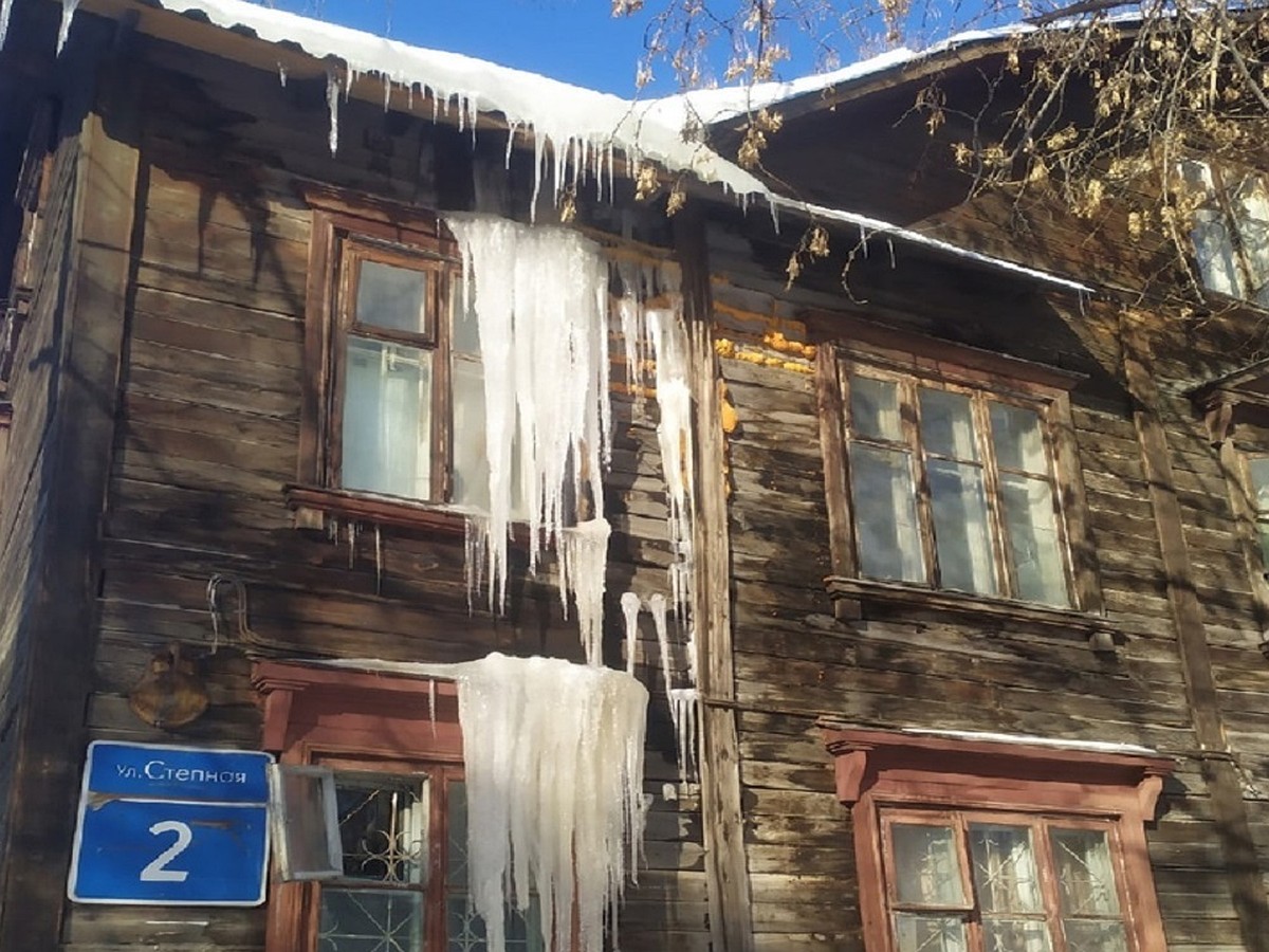 И шторы не нужны»: в Новосибирске над окнами барака нависли огромные  сосульки - KP.RU