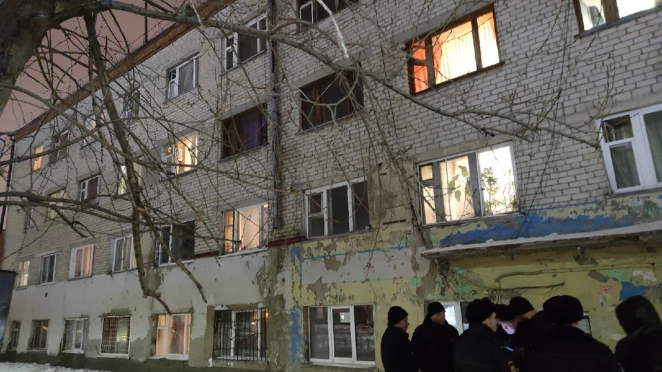 В Тюмени жильцов разваливающегося дома срочно расселили в гостиницы.
