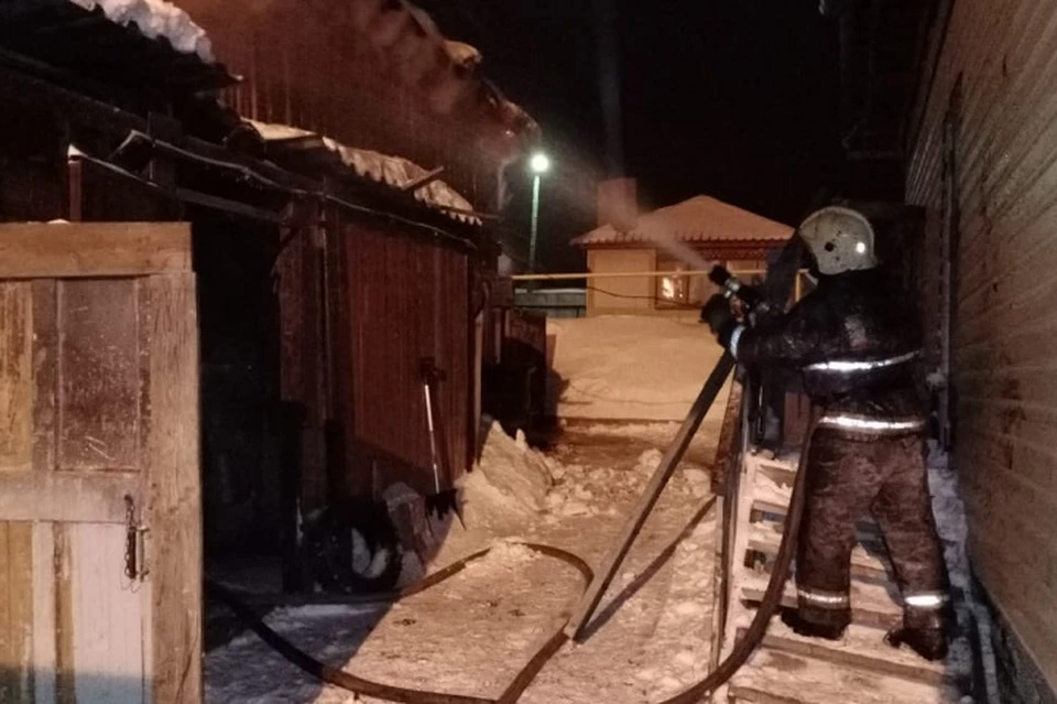 Открытое горение пожарные ликвидировали только спустя два часа Фото: ГУ МЧС по Свердловской области