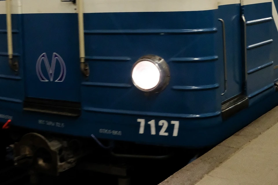 ЧП произошло на зеленой ветке метро, поезда встали в тоннелях.