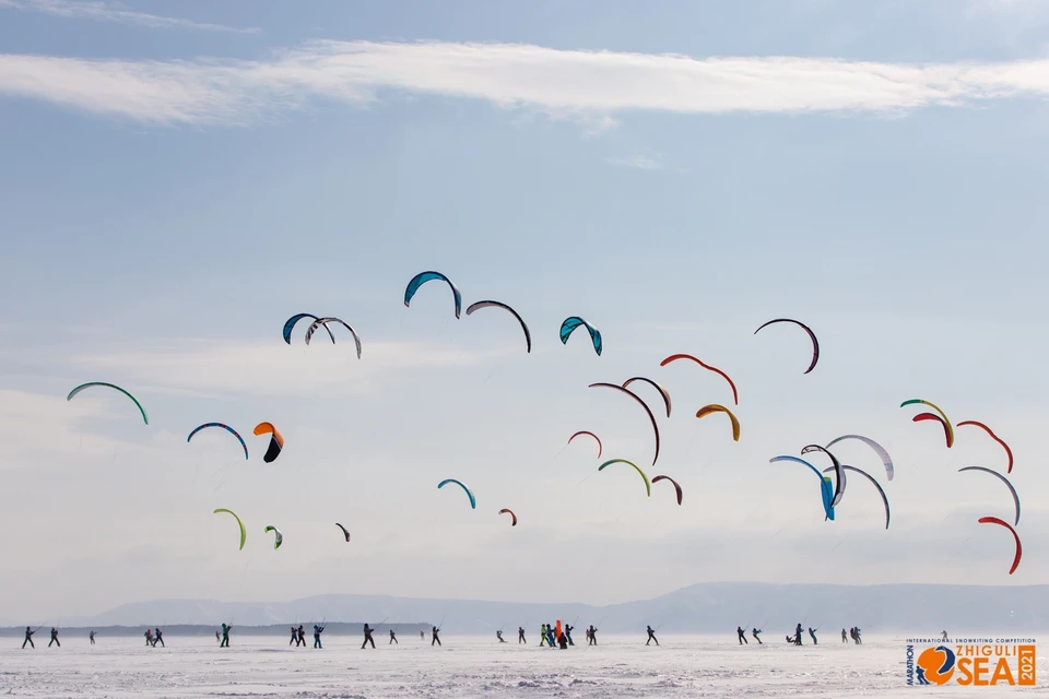Над Жигулевским морем взвились цветные птицы парашютов