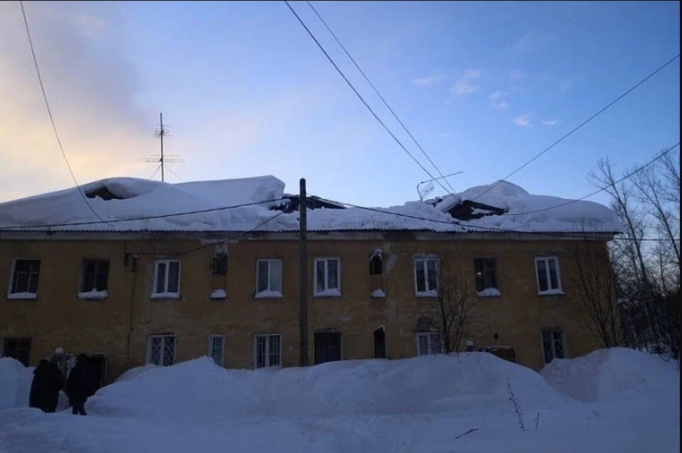 В конце января в Мысках рухнули крыши двух многоквартирных домов. Фото: пресс - служба администрации города Мыски.