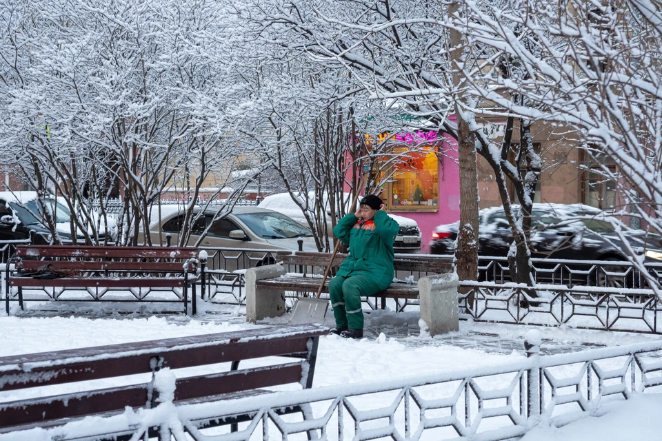 В Петербурге начали убирать дворы и крыше накануне потепления