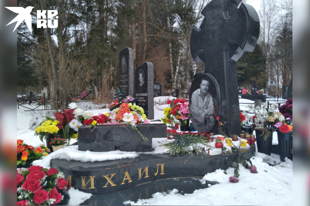 К могиле Михаила Круга не иссякает поток поклонников.