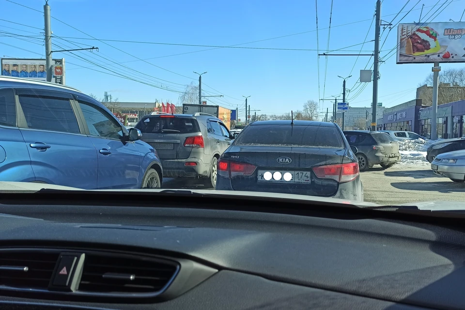 Пробка образовалась на улице Труда. Фото: читатель КП