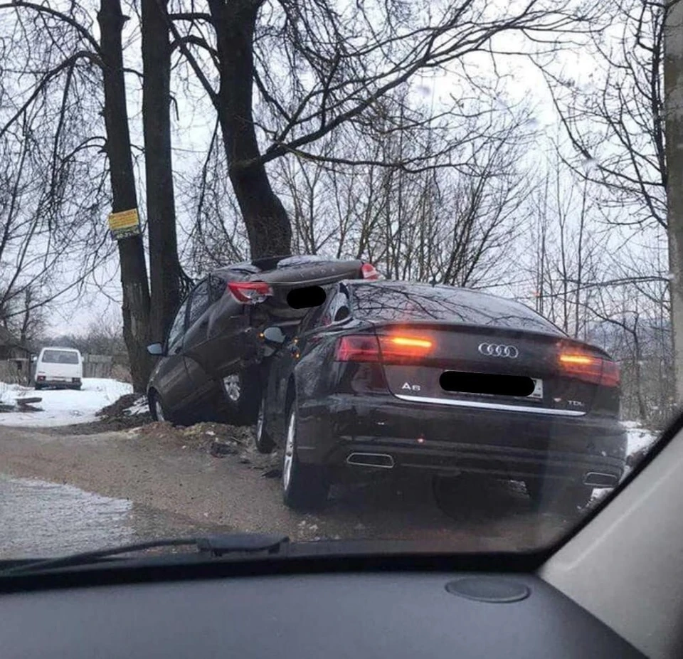 Две машины после ДТП сложились друг на друга. Фото: Instagram.
