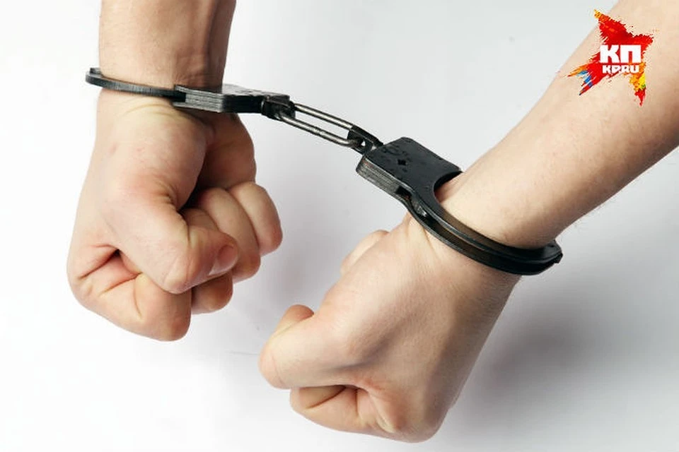 Двое мужчин украли из магазина ножи и сковородки
