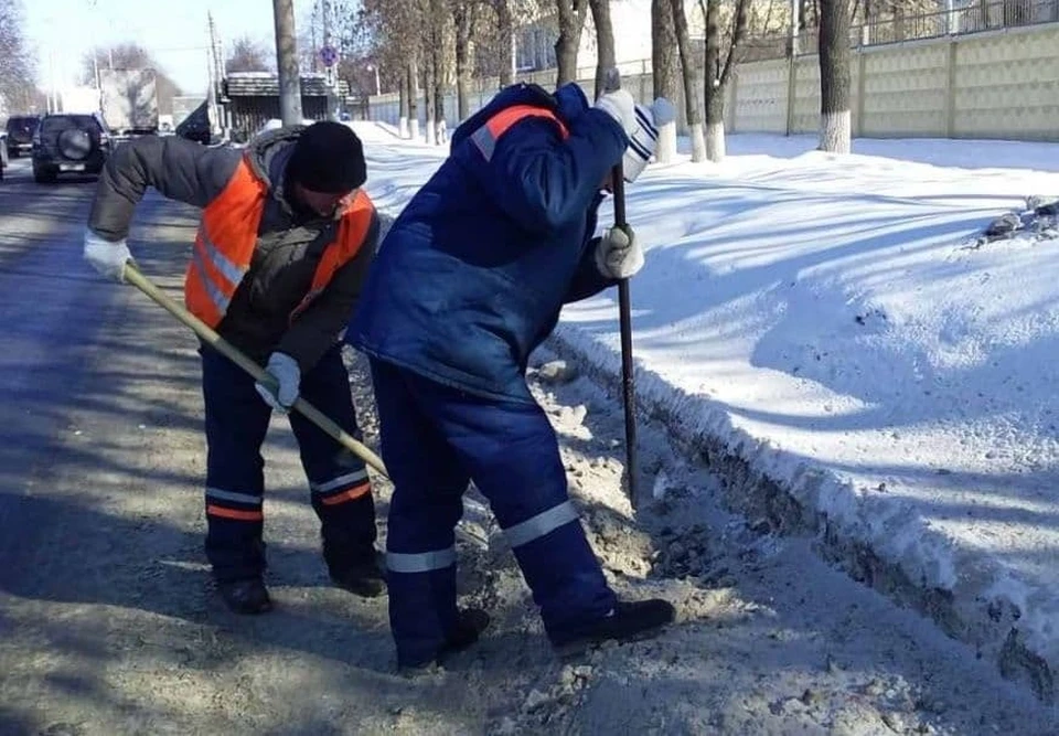 Ливнёвки и дождеприёмные колодцы расчищают на Автозаводе