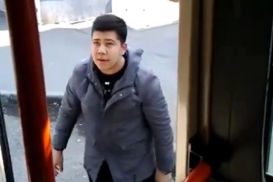 Молодой человек начал оскорблять и угрожать расправой пассажирке автобуса во Владивостоке. Скриншот видео: instagram.com/dpskontrol_125rus