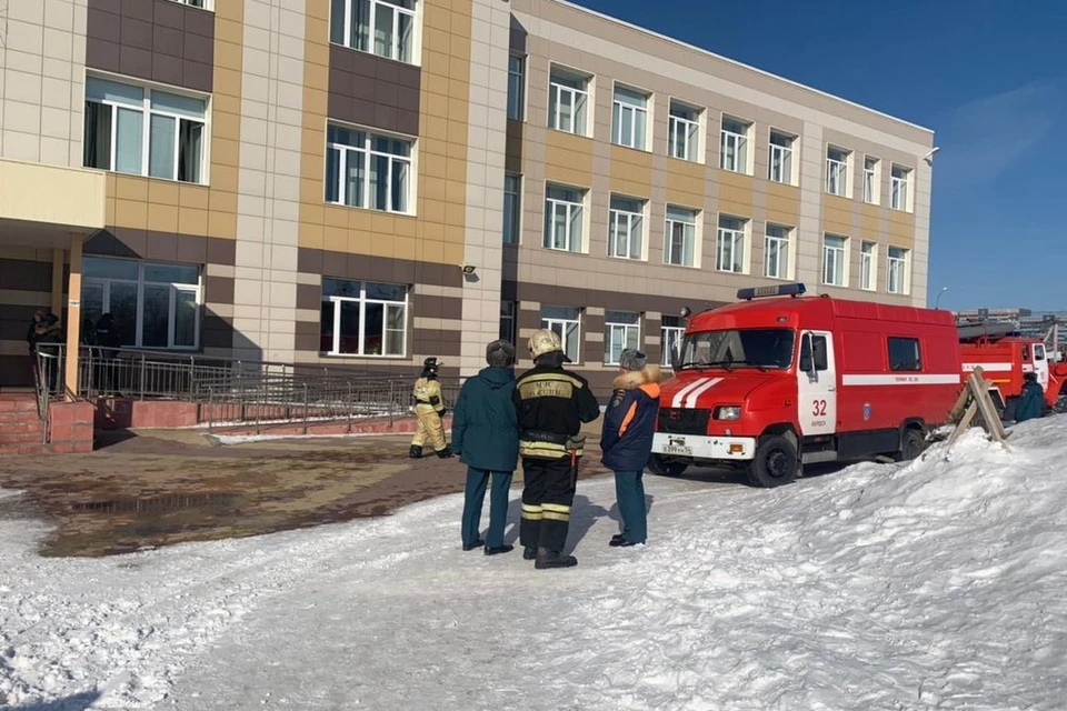 Пожар в школе № 67 в Новосибирске 16 марта 2021 года случился днем. Фото: ГУ МЧС по НСО