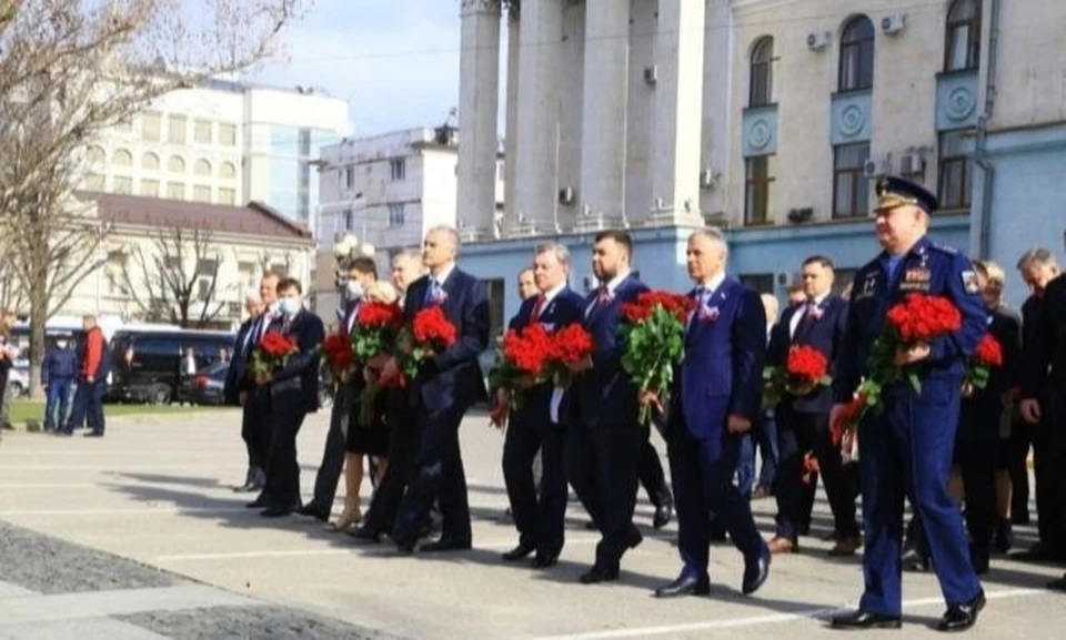 В столице республики возложили цветы к памятникам «Вежливым людям» и «Народному ополчению всех времен». Фото: Наталья Сомова