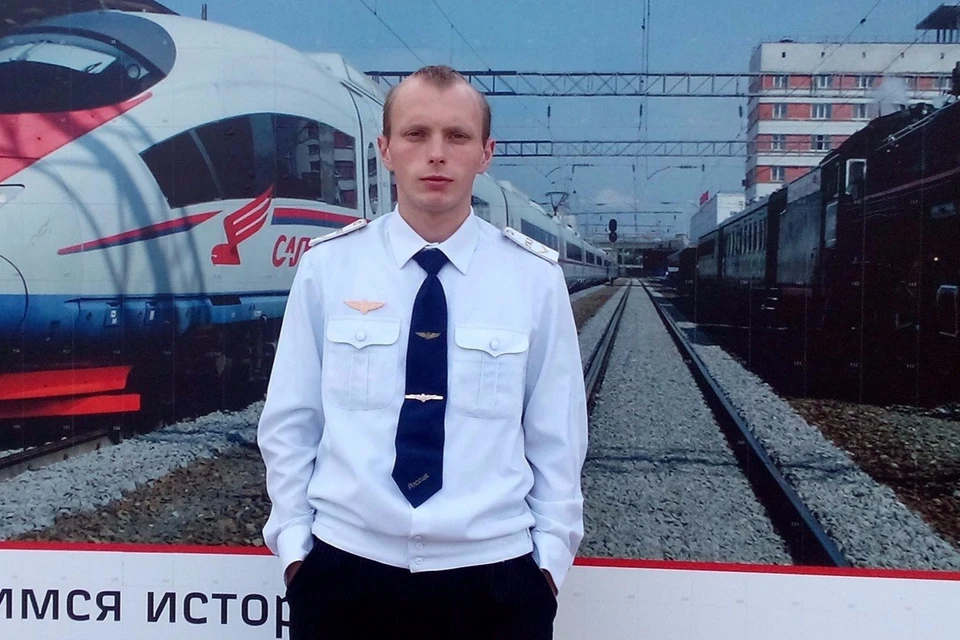Раньше мужчина трудился и на железной дороге, и в петербургской подземке, поэтому спасать попавших в беду пассажиров приходилось не раз.