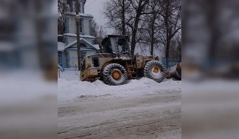 Натворив бед, пьяный тракторист бросил технику за городом. Фото: Андрей Суворов.