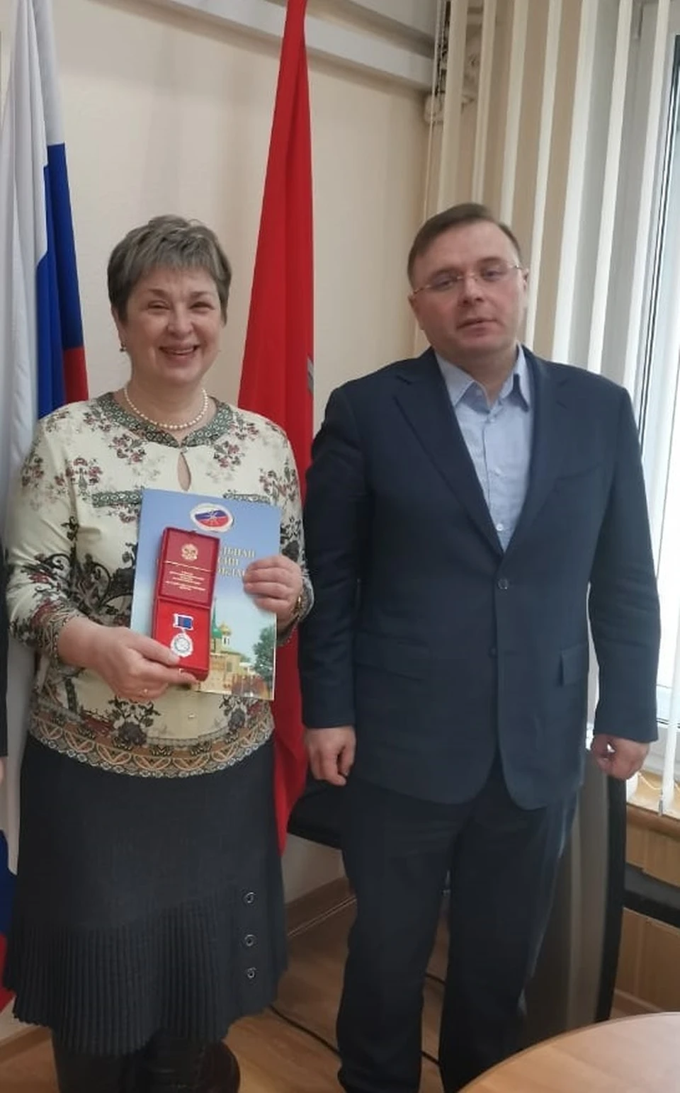 Председатель избиркома Павел Веселов вручил Марине Луневой медаль ЦИК России «За содействие в организации выборов.