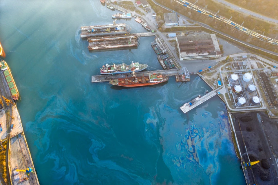 Разлив нефтепродуктов возле Приморского судоремонтного завода в Находке. Фото: сайт onf.ru